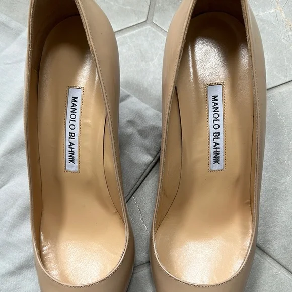 Manolo Blahnik Women's Beige Pumps